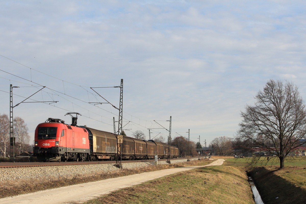 1116 182-7 mit einem G�terzug aus Salzburg kommend am 1. Januar 2013 bei �bersee.