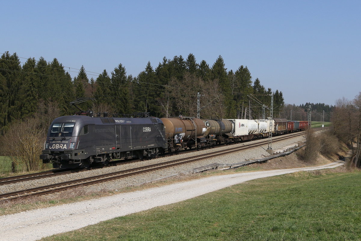 1116 182  COBRA  mit einem kurzen  Mischer  aus Salzburg kommend am 28. M�rz 2020 bei Grabenst�tt im Chiemgau.