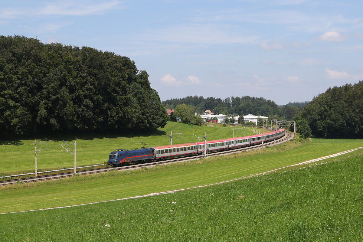 1116 195 war mit einem  EC  am 9. Juli 2024 bei Axdorf in Richtung M�nchen unterwegs.