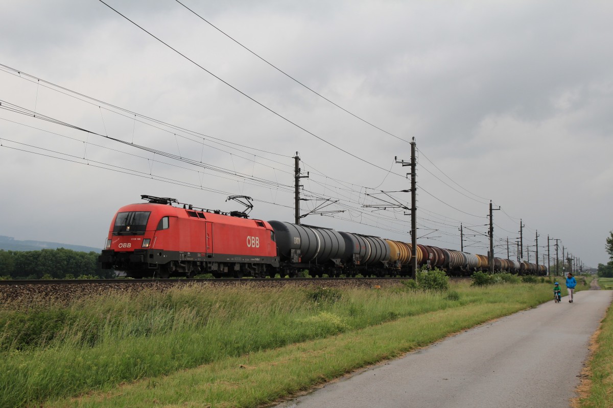 1116 196-7 mit einem Kesselwagenzug am 29. Mai 2014 bei Gro�sierning.