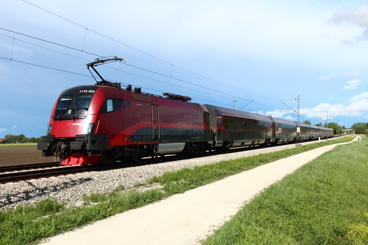 1116 202-1 schiebend in Richtung Salzburg am 5. Mai 2012 bei �bersee.

