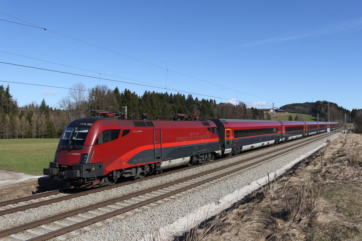 1116 202 folgte kurz darauf mit einem weiteren Railjet aus Salzburg. Aufgenommen am 21. Februar 2020 bei Grabenst�tt im Chiemgau.