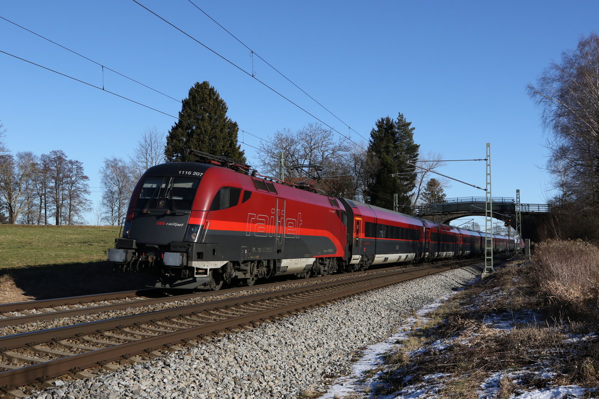 1116 207 mit einem Railjet am 31. Dezember 2020 bei �bersee am Chiemsee.