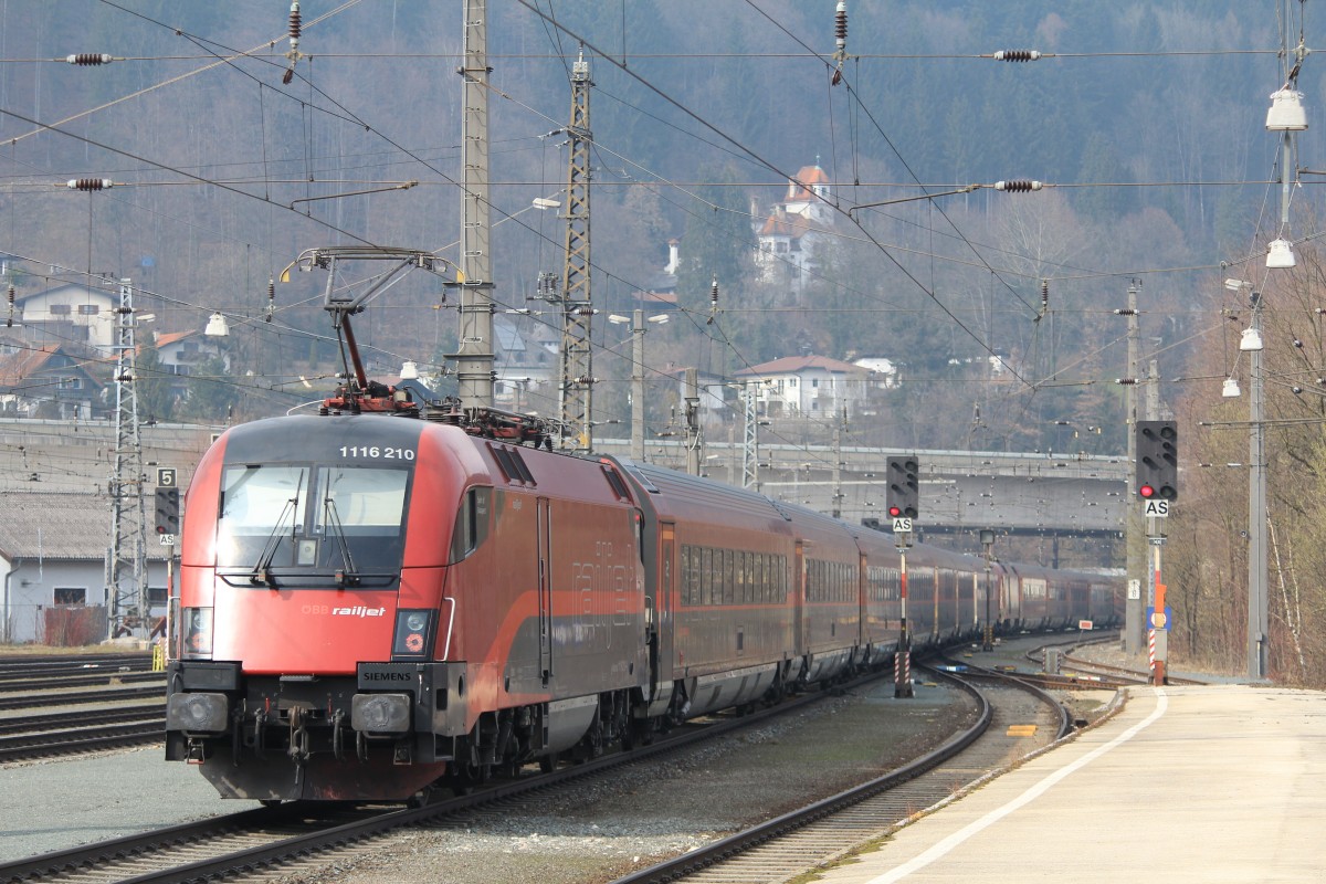 1116 210-6 bei der Ausfahrt aus dem Bahnhof von Kufstein am 29. M�rz 2013.