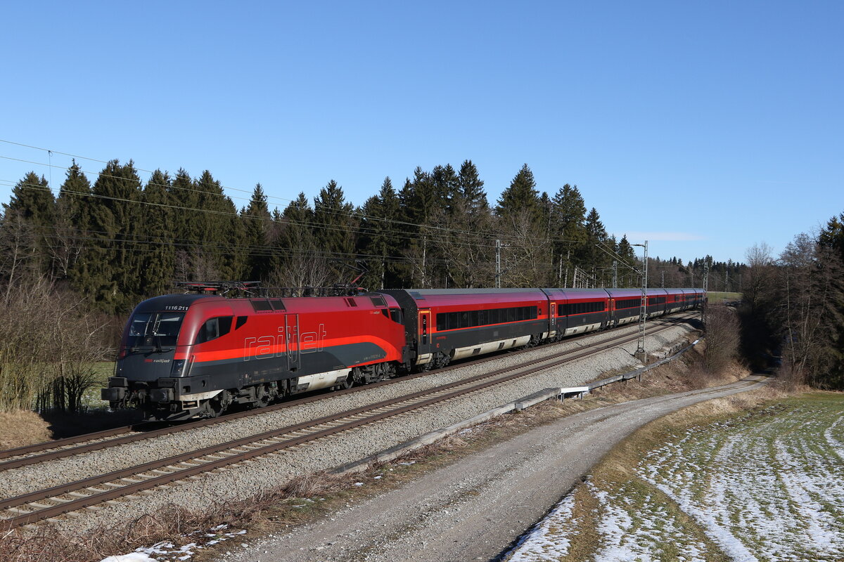 1116 211 auf dem Weg nach M�nchen am 9. Februar 2022 bei Grabenst�tt im Chiemgau.