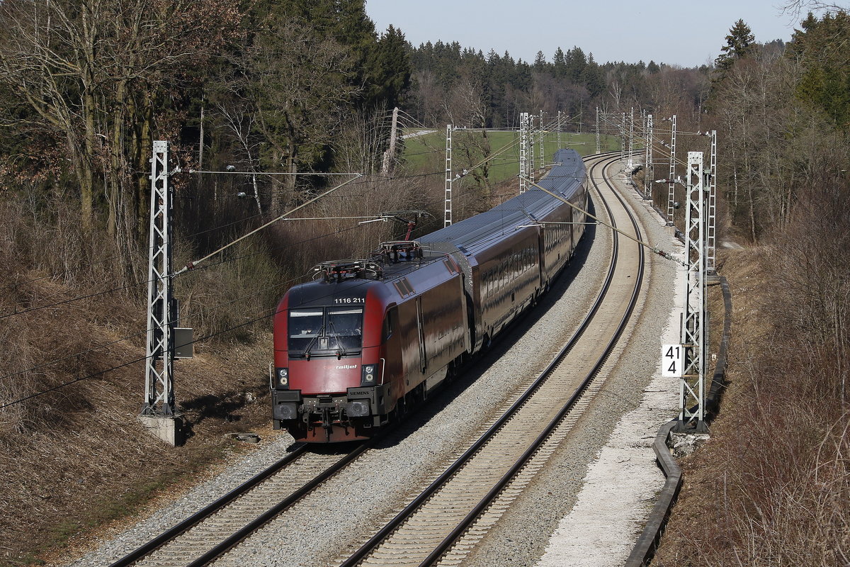 1116 211 mit einem  Railjet  aus Salzburg kommend. Aufgenommen am 21. M�rz 2019 bei Grabenst�tt.