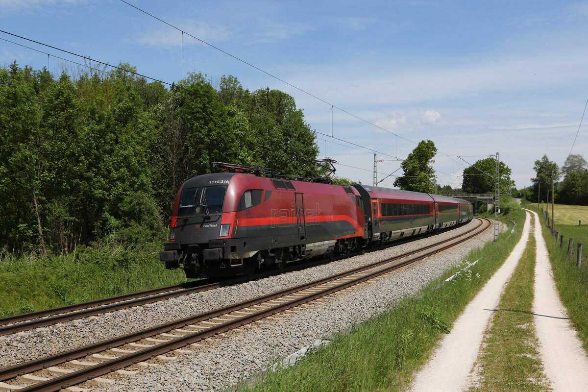 1116 216 aus Salzburg kommend am 2. Juni 2021 bei Grabenst�tt.