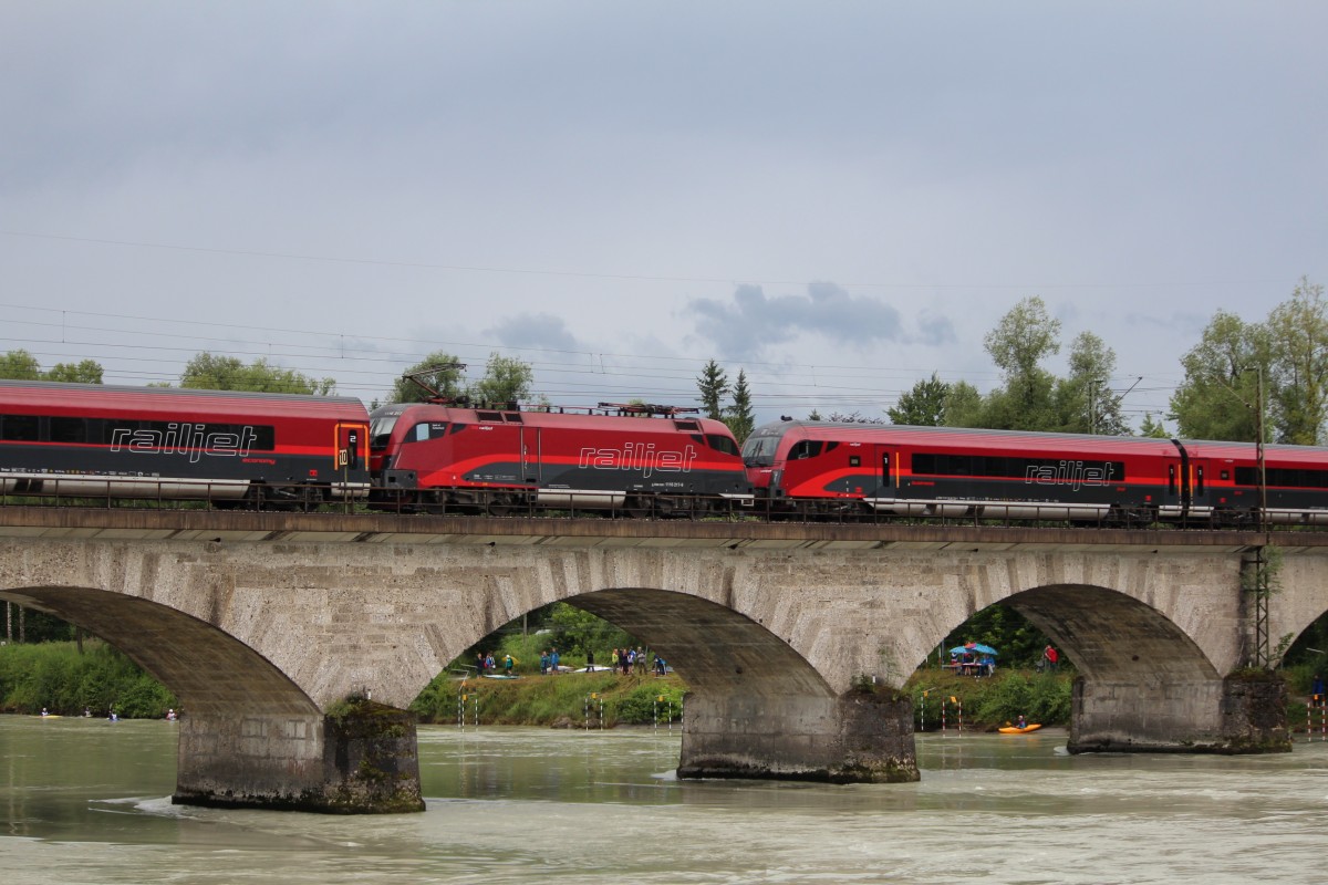1116 217-9 auf der Innbr�cke in Rosenheim am 14. Juli 2012.