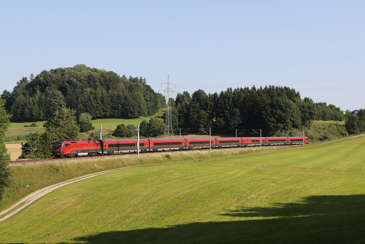 1116 217 mit einem  Railjet  aus Salzburg kommend am 13. August 2025 bei Vachendorf im Chiemgau.
