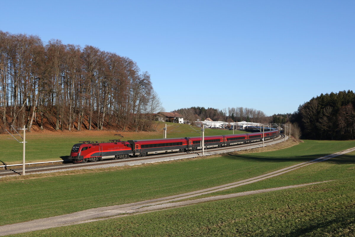 1116 218 war am 18. Dezember 2023 bei Axdorf in Richtung Rosenheim unterwegs.