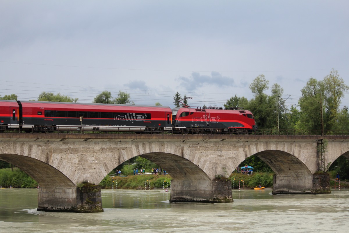 1116 224-5 am 14. Juli 2012 auf der Innbr�cke in Rosenheim.