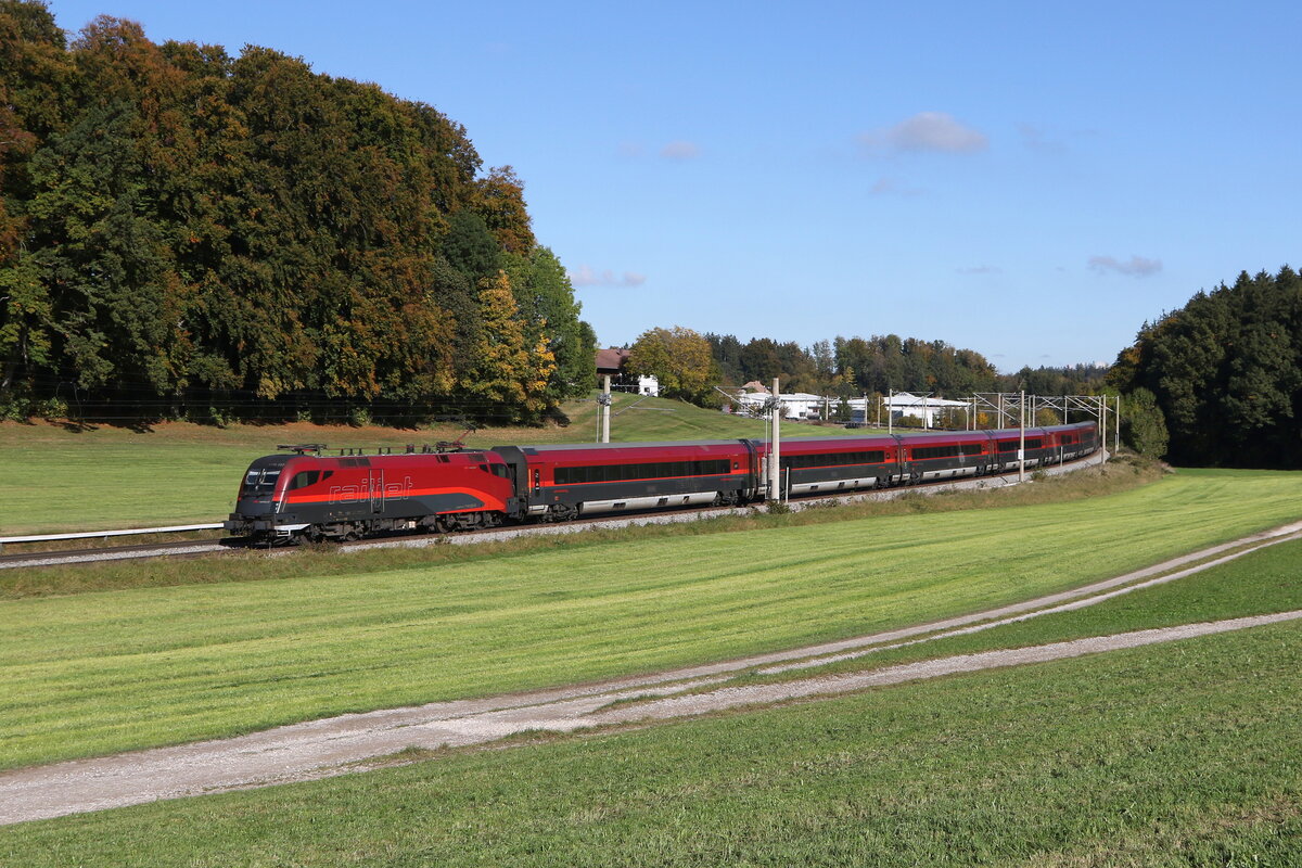 1116 227 war am 25. Oktober 2023 bei Axdorf in Richtung M�nchen unterwegs.