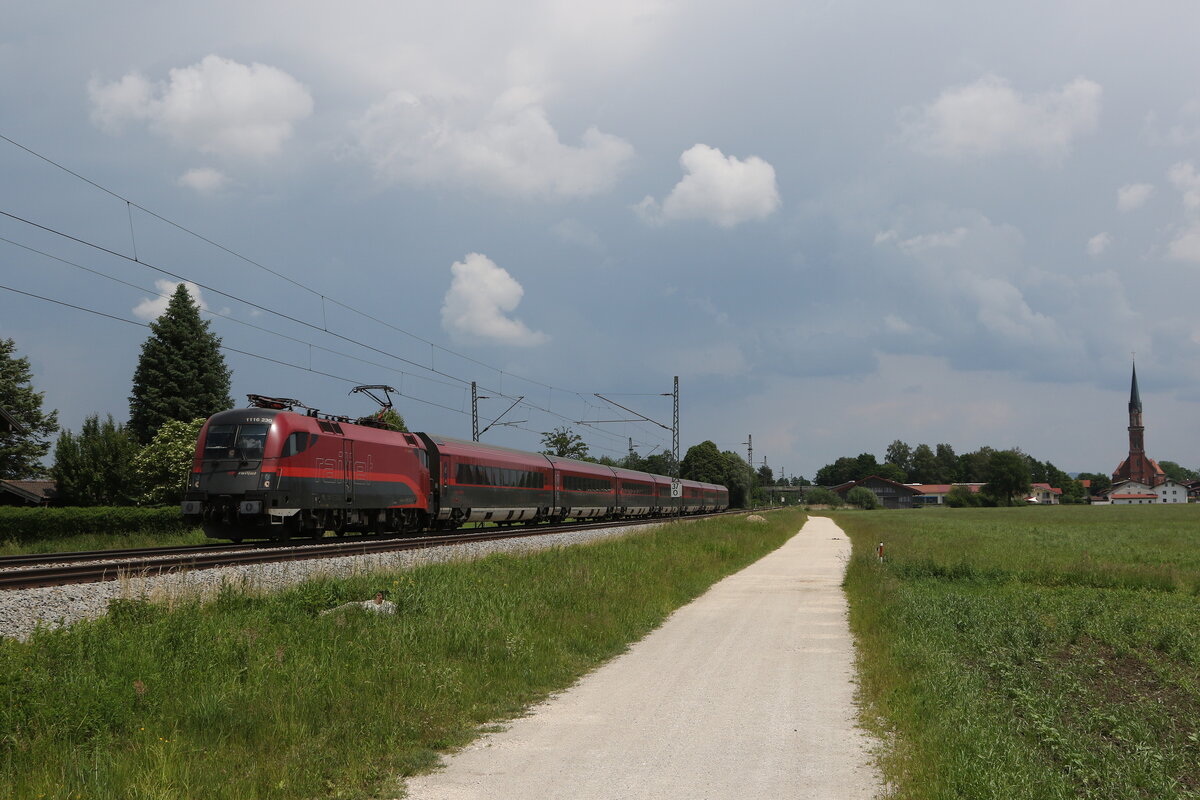 1116 230 aus Salzburg kommend am 10. Juni 2021 bei �bersee am Chiemsee.