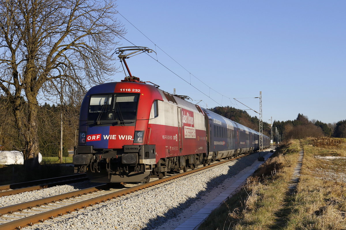 1116 232 schob am 29. Dezember 2016 den  ORF-Railjet  bei Grabenst�tt in Richtung Salzburg.