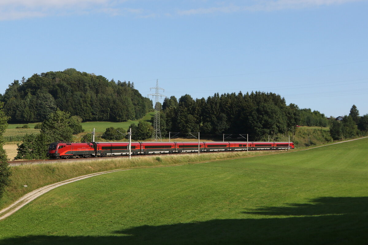1116 243 war am 19. August 2025 bei Vachendorf in Richtung Rosenheim unterwegs.