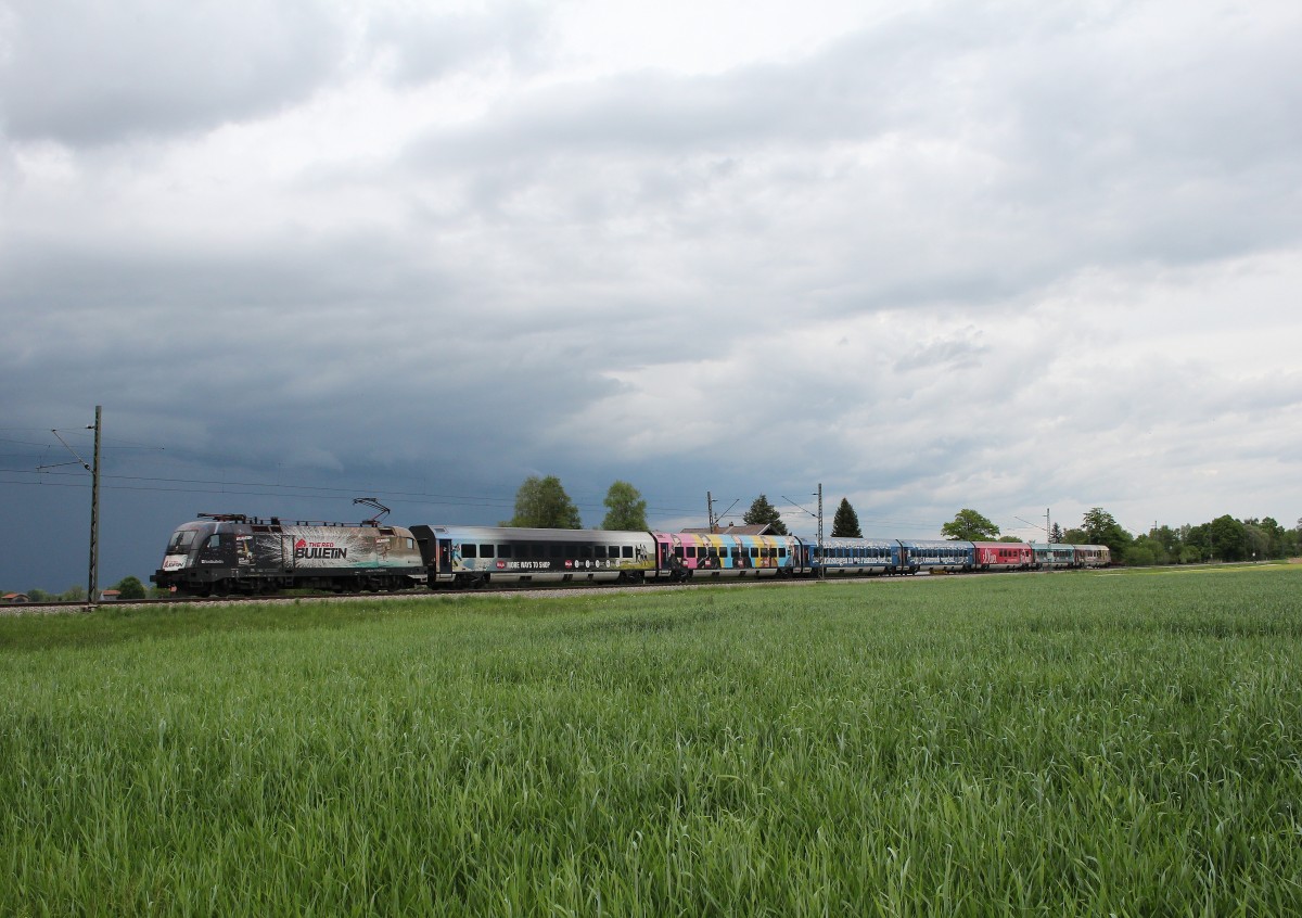 1116 248-6 mit dem  Red Bulletin Fashion Train  vor einem herannahendem Gewitter am 9. Mai 2015 bei Übersee am Chiemsee.