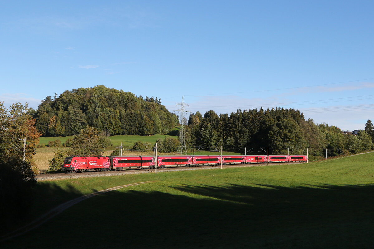 1116 251  100 Jahre �BB  aus Salzburg kommend am 7. Oktober 2024 bei Axdorf.