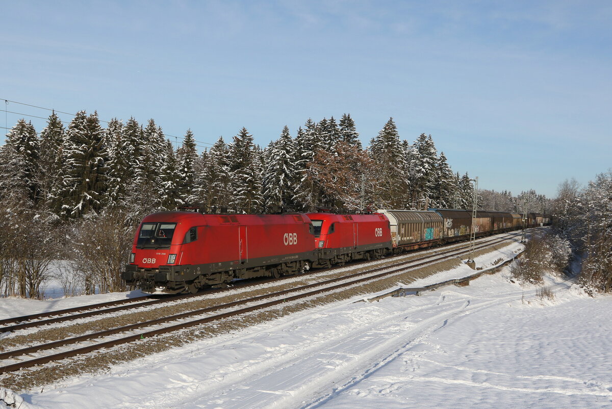 1116 266 und 1116 104 aus Salzburg kommend am 13. Dezember 2022 bei Grabenst�tt im Chiemgau.