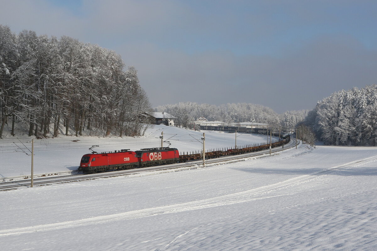 1116 278 und 1293 189 mit einem gemischten G�terzug aus Salzburg kommend am 13. Januar 2024 bei Axdorf im Chiemgau.