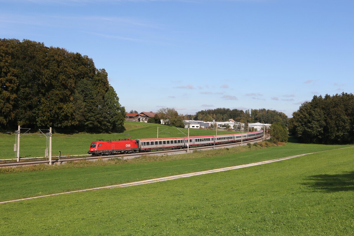 1116 278 war am 6. Oktober 2024 mit einem  EC  bei Axdorf auf dem Weg nach M�nchen.