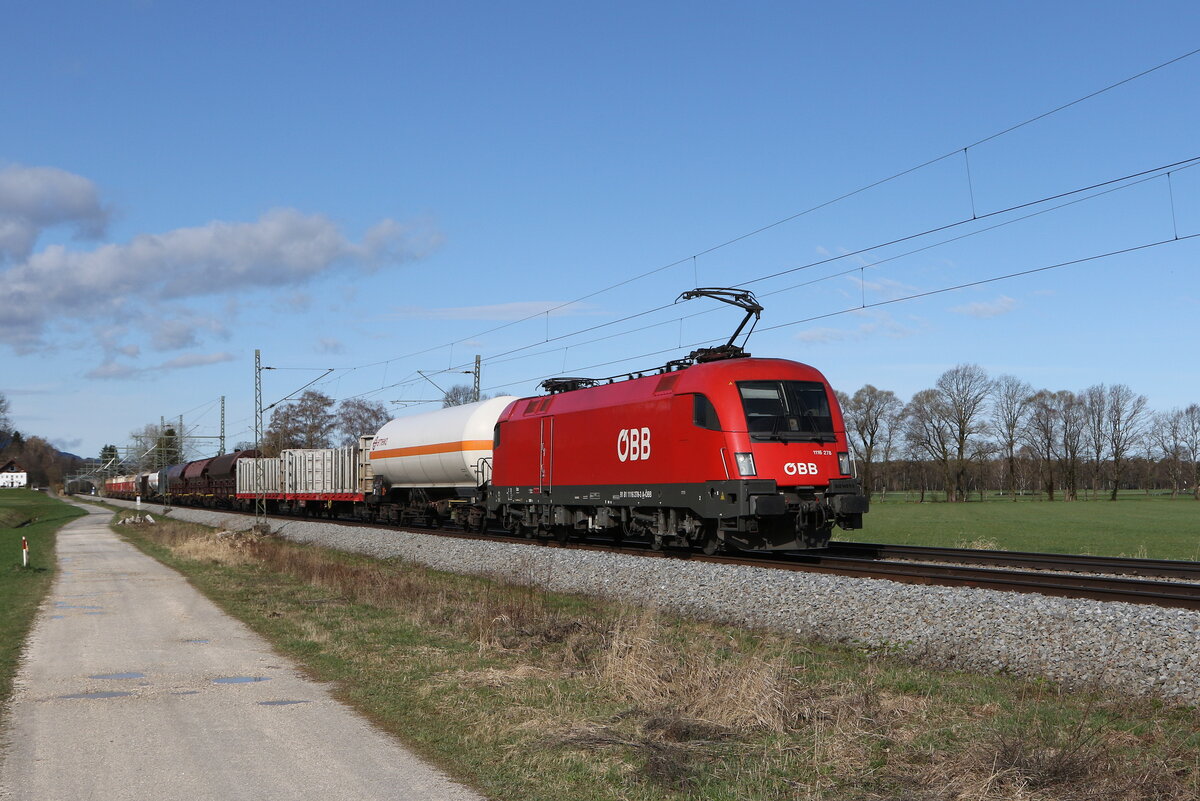 1116 278 war am 7. April 2022 mit einem gemischten G�terzug bei �bersee am Chiemsee auf dem Weg nach Wels.