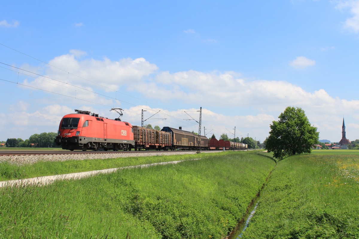1116 281-7 am 18. Mai 2013 mit einem gemischten G�terzug aus Salzburg kommend bei �bersee am Chiemsee.