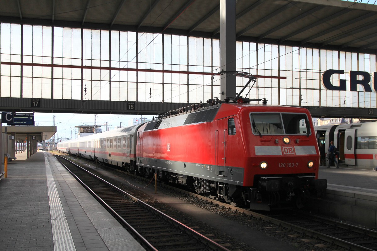 120 103-7 bei der Einfahrt in den M�nchner Hauptbahnhof am 21. Oktober 2013.