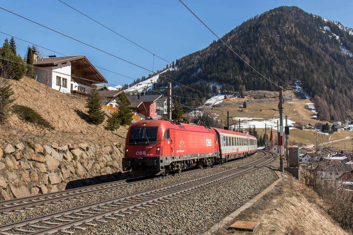 1216 008-3 vom Brenner kommend am 19. M�rz 2016 bei St. Jodok.