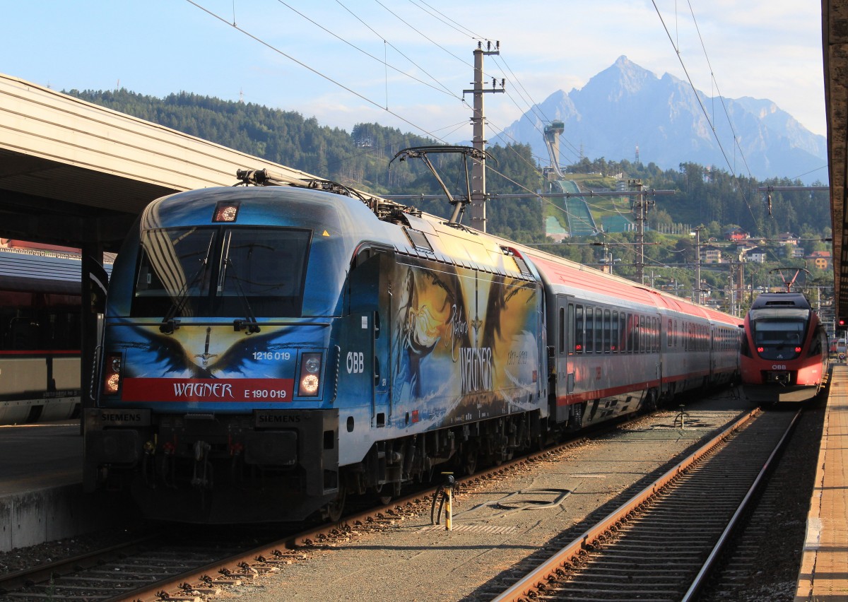 1216 019 am 15. August 2013 von Italien kommend, bei der Einfahrt in den Innsbrucker Hauptbahnhof.
