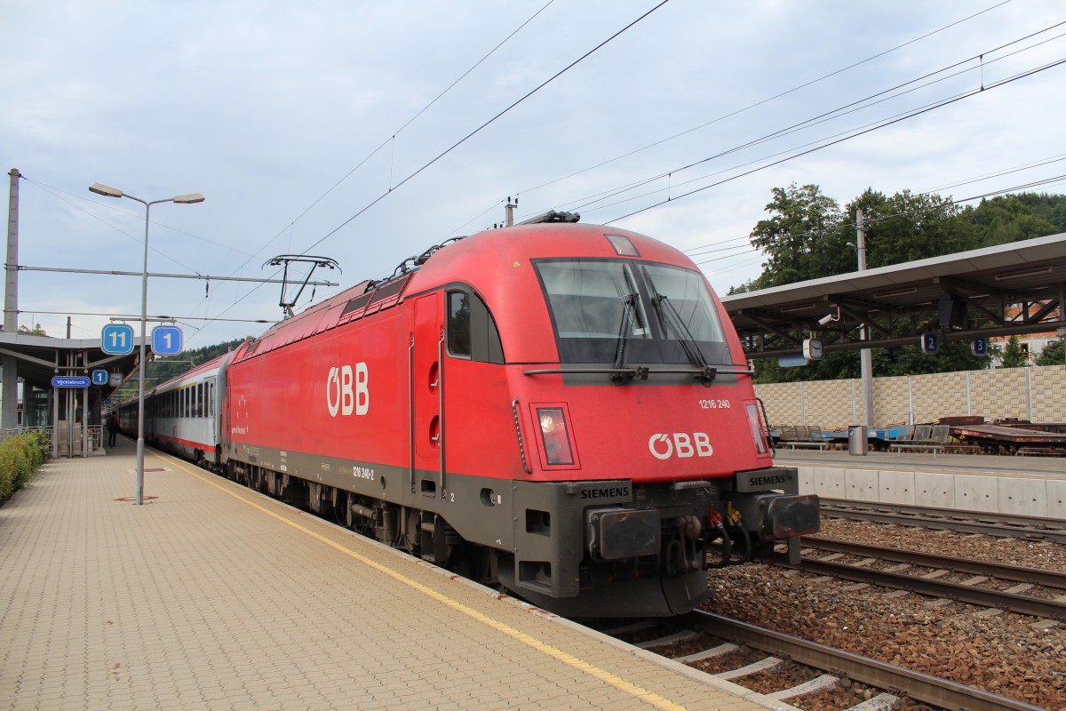 1216 240-2 am 15. August 2012 im Bahnhof von V�cklabruck.