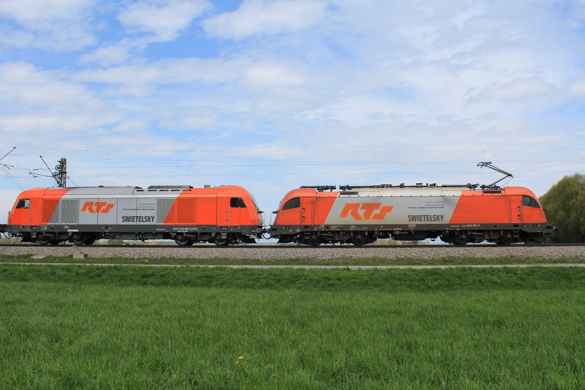 1216 901-0 und 2016 906-7 am 27. April 2013 bei �bersee am Chiemsee.