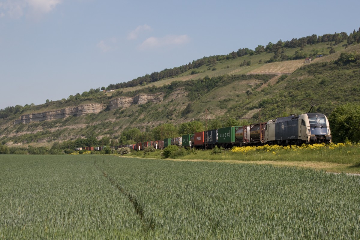 1216 950-6 ist am 14. Mai 2015 mit einem Containerzug bei Th�ngersheim in Richtung W�rzburg unterwegs.