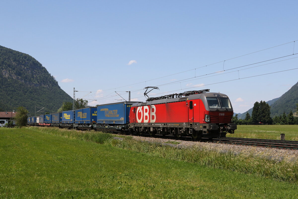 1293 009 mit dem  WALTER-KLV  aus M�nnchen kommend am 14. Juni 2023 bei Niederaudorf.