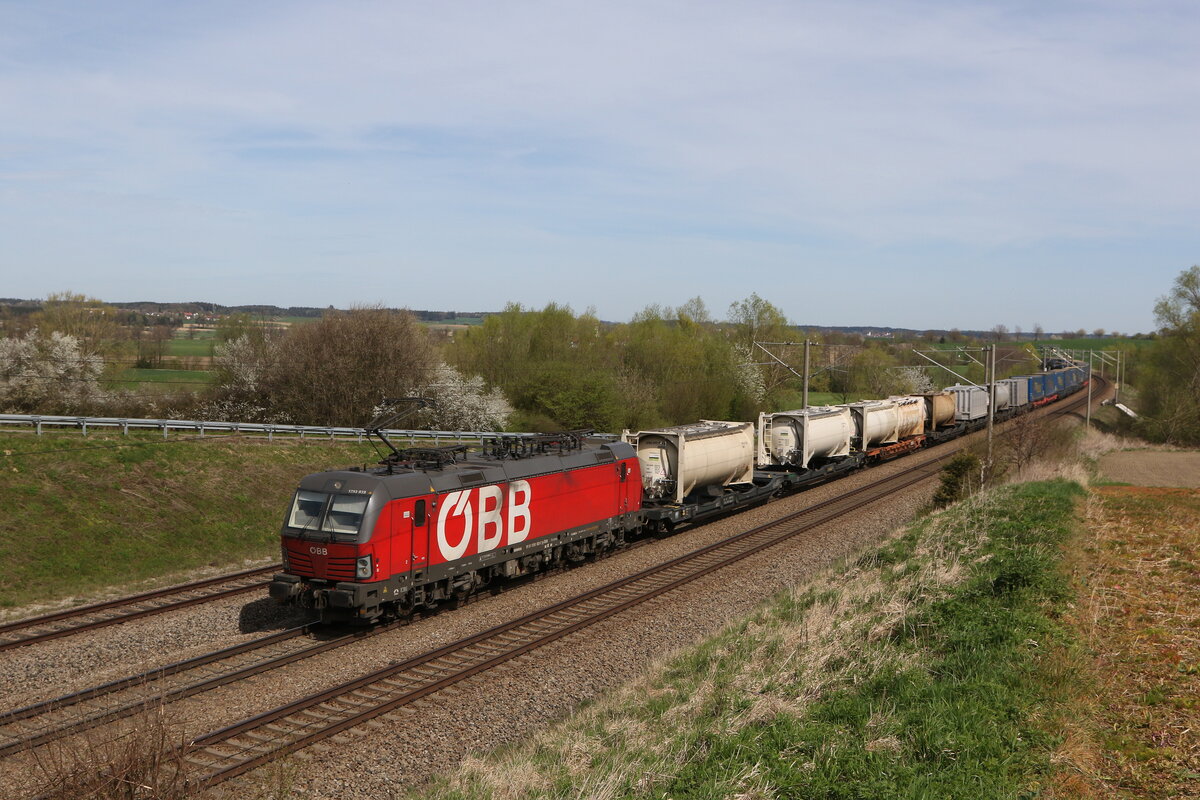 1293 033 mit einem  KLV  aus Ingolstadt kommend am 6. April 2024 bei Vierkirchen.