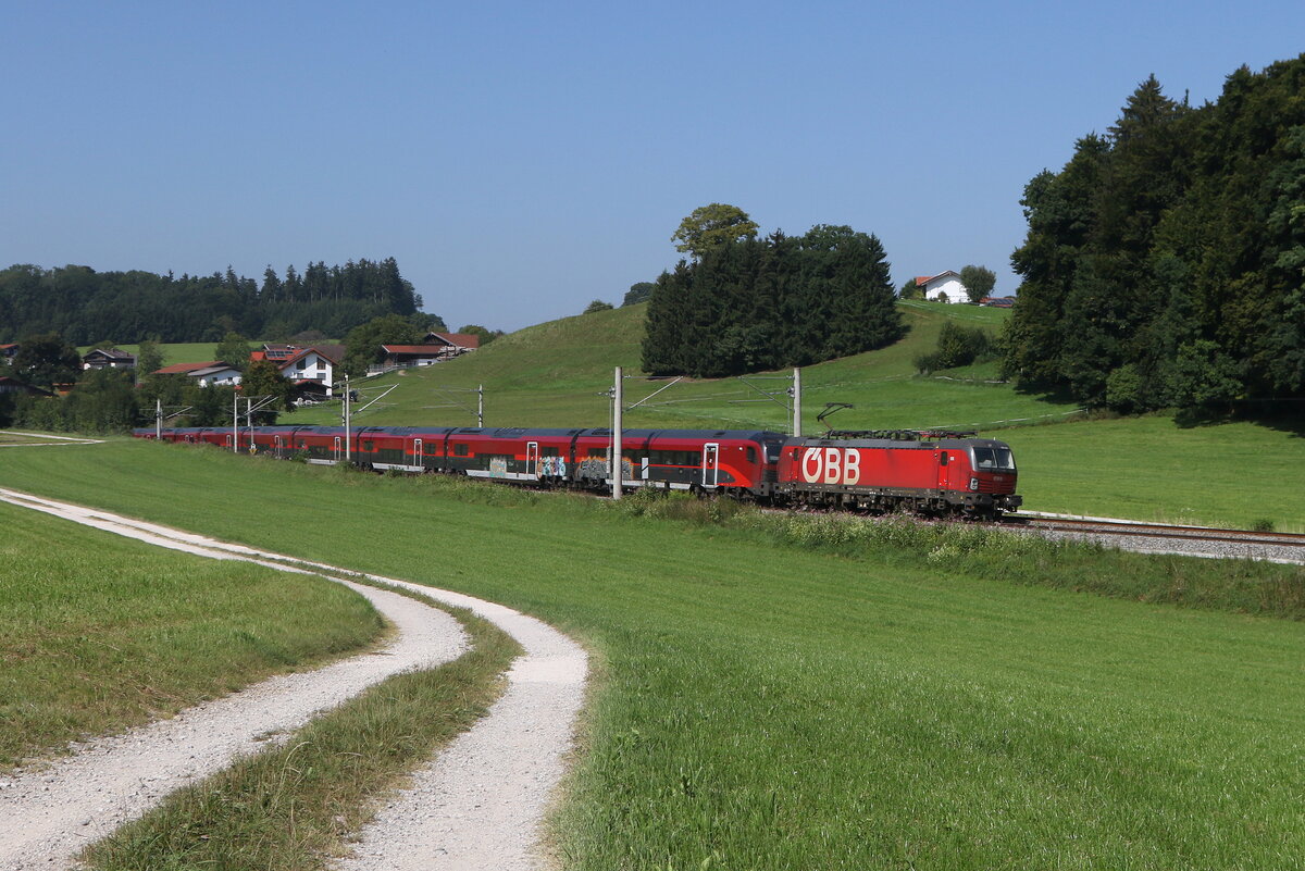 1293 050 war mit einem  Railjet  bei Axdorf in Richtung Salzburg unterwegs.