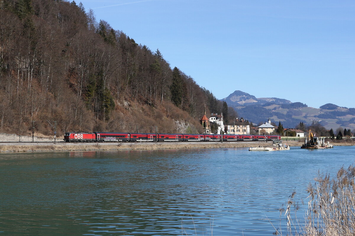 1293 050 war mit einer neuen  Railjet-Garnitur  am 5. M�rz 2025 bei Kufstein in Richtung Innsbruck unterwegs.