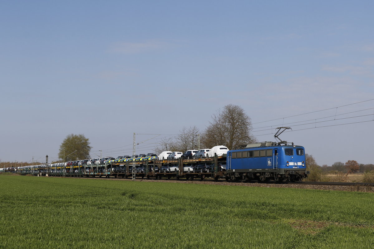 140 007 von  PRESS  mit einem Autozug aus Bremen kommend am 30. M�rz 2019 bei Bremen-Mahndorf.