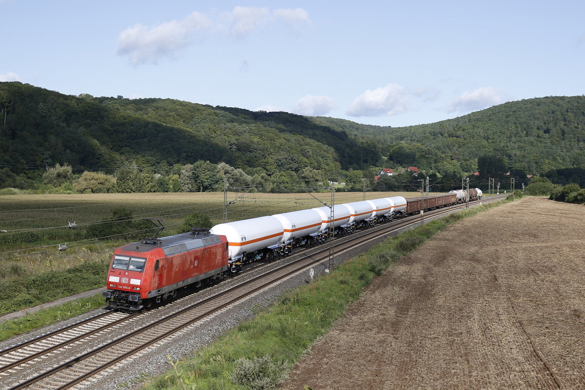 145 076-6 mit einem gemischten G�terzug am 19. August 2017 bei Harrbach.