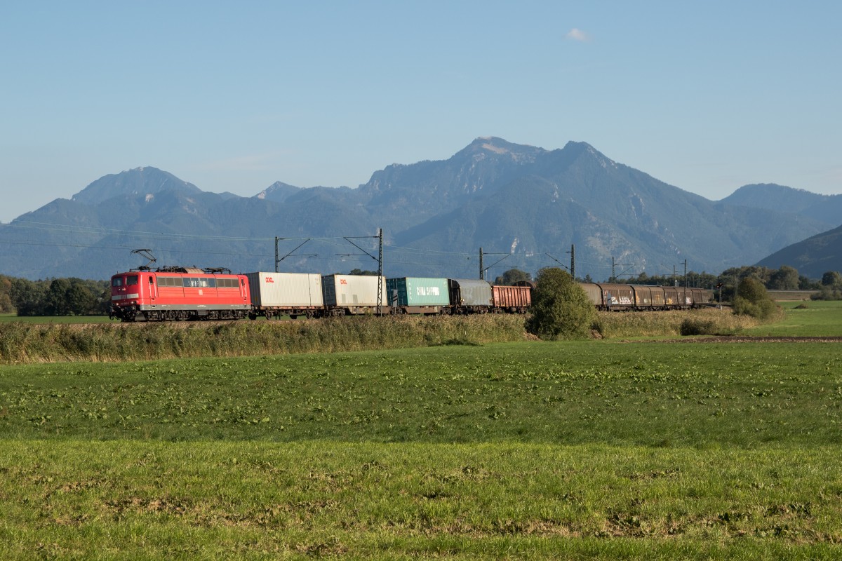 151 001-5 mit einem gemischten G�terzug am 1. Oktober 2015 bei Bernau am Chiemsee.