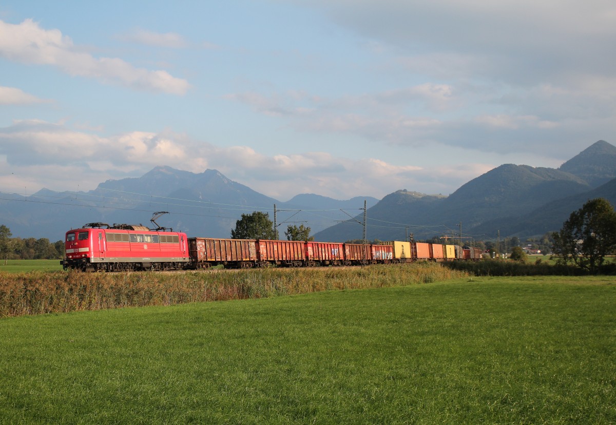 151 001-5 war am 30. September 2015 bei Weisham mit einem gemischten G�terzug von Freilassing nach Rosenheim unterwegs.