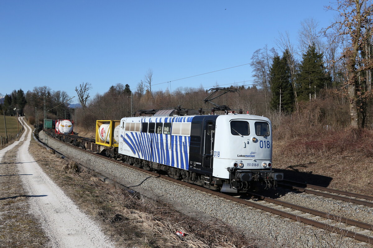 151 018 war mit einem  KLV  am 10. M�rz 2022 bei Grabenst�tt im Chiemgau in Richtung Salzburg unterwegs.