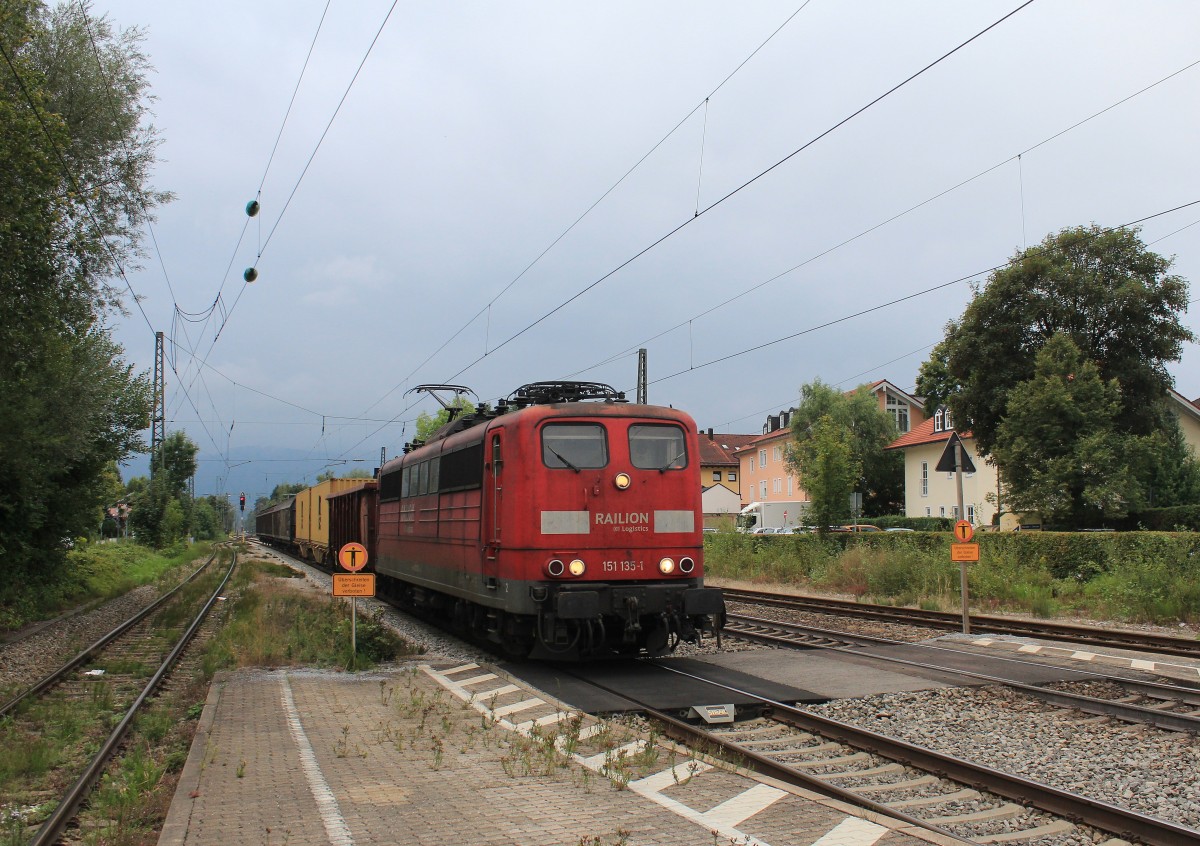 151 135-1 durchf�hrt am 27. August 2013 den Bahnhof von Prien am Chiemsee.