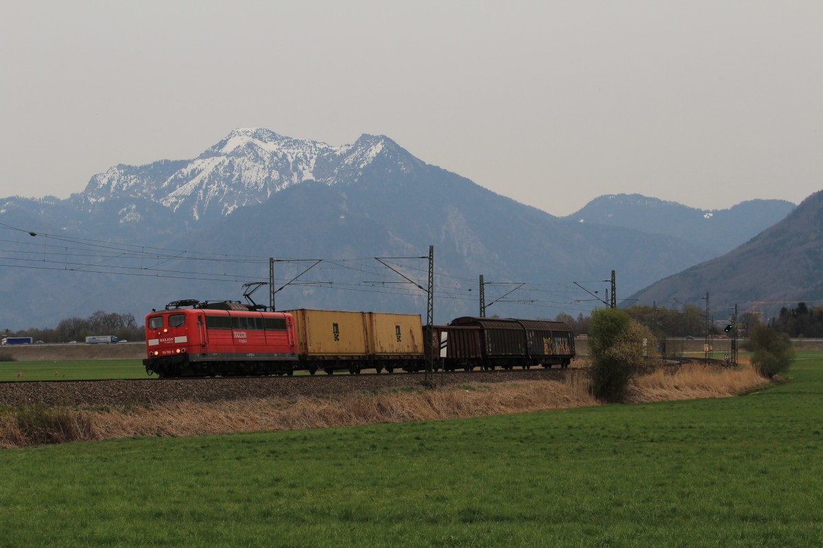 151 150-0 mit einem recht kurzen G�terzug am 3. April 2014 bei Weisham.