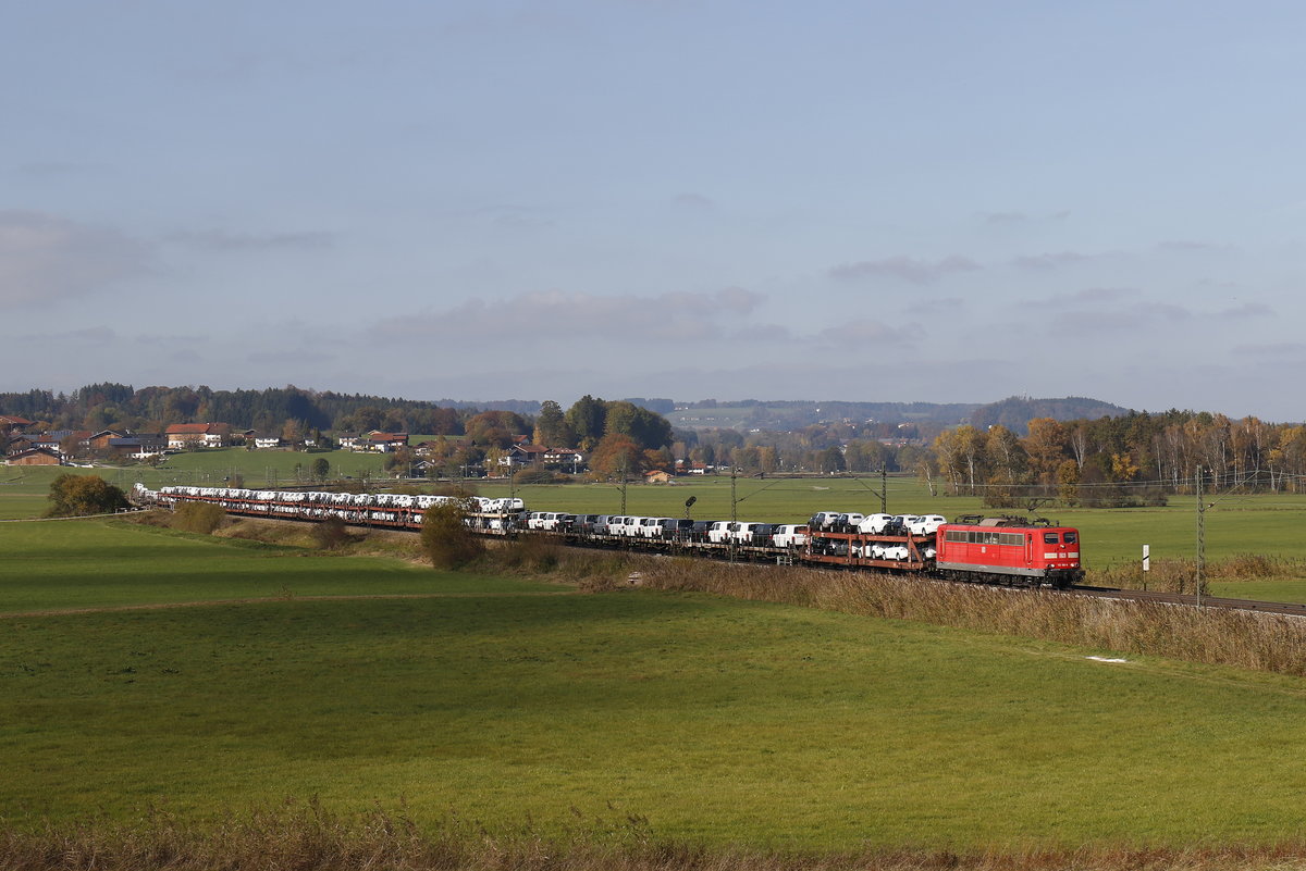 151 165-6 mit einem Autozug aus M�nchen kommend am 31. Oktober 2016 bei Bernau am Chiemsee.