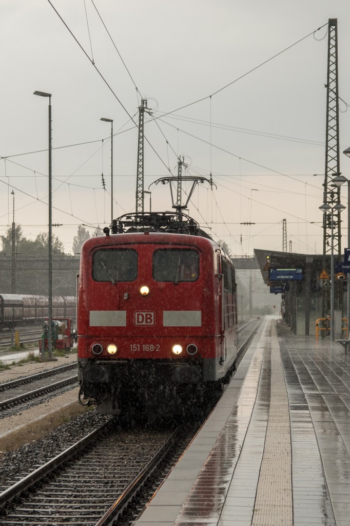 151 168-2 durchf�hrt am 11. September 2015 den Bahnhof von Rosenheim.
