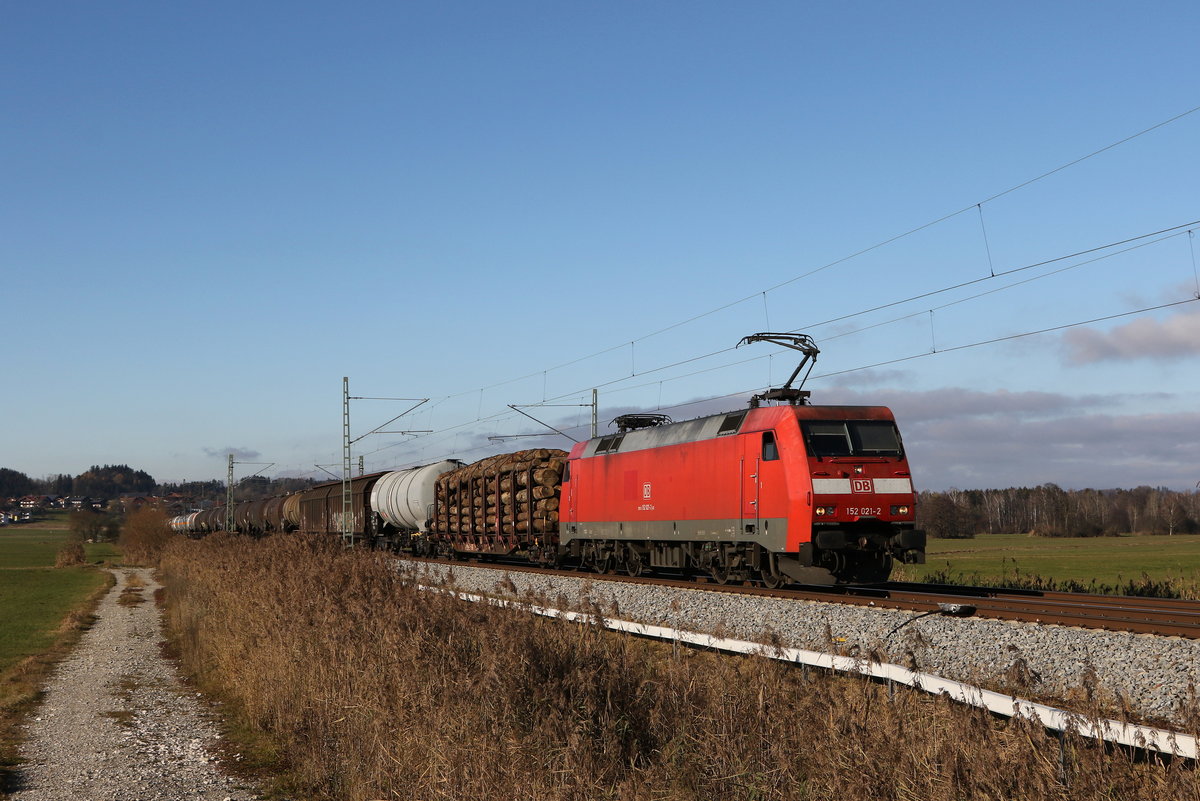 152 021 mit einem  Mischer  aus M�nchen kommend am 24. November 2020 bei Bernau am Chiemsee.