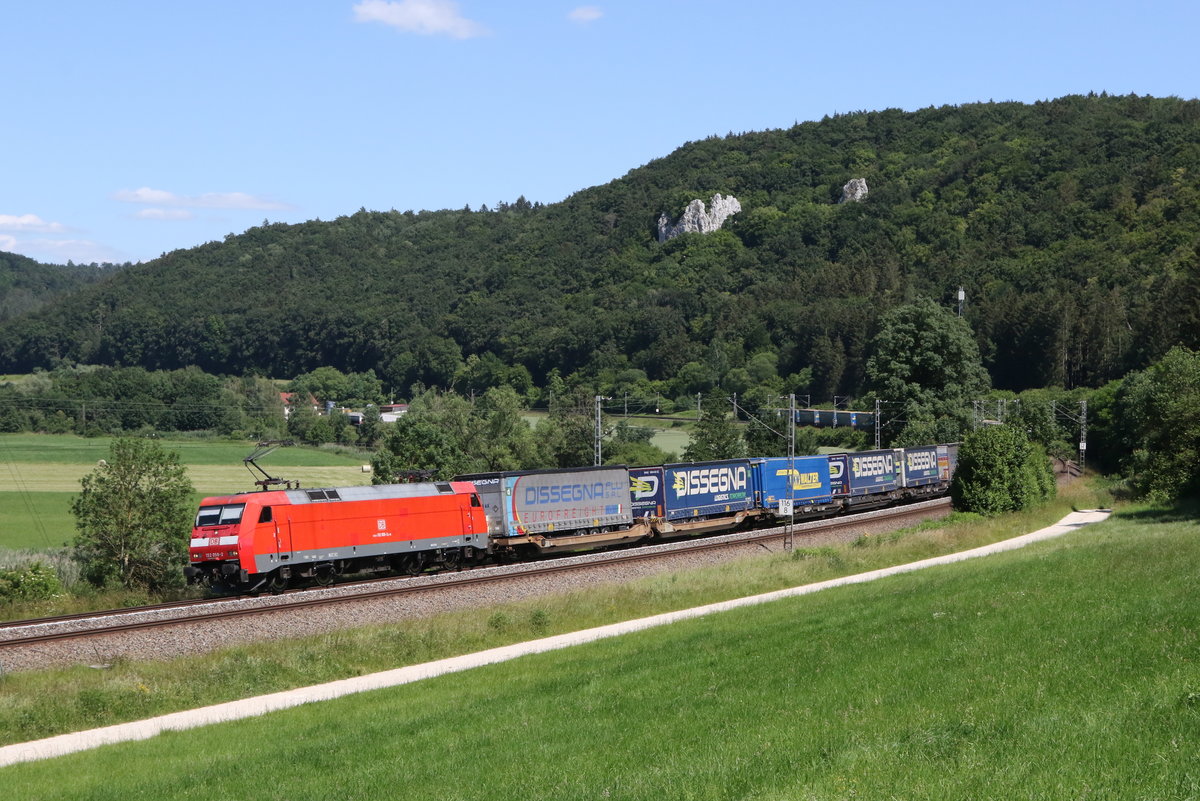 152 059 mit einem  KLV  aus Ingolstadt kommend am 24. Juni 2020 bei Dollnstein/Altm�hltal.