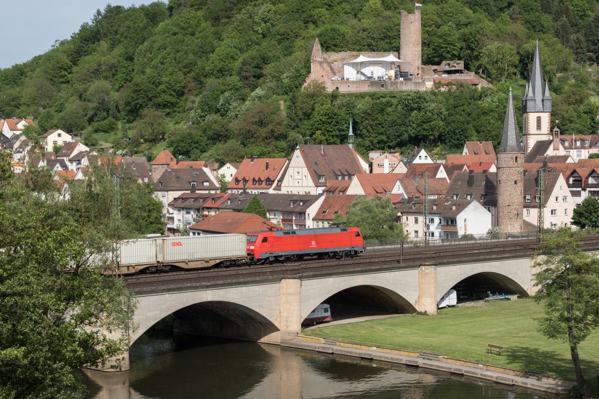 152 065-9 f�hrt am 15. Mai 2015 mit einem Containerzug in Gem�nden am Main ein.