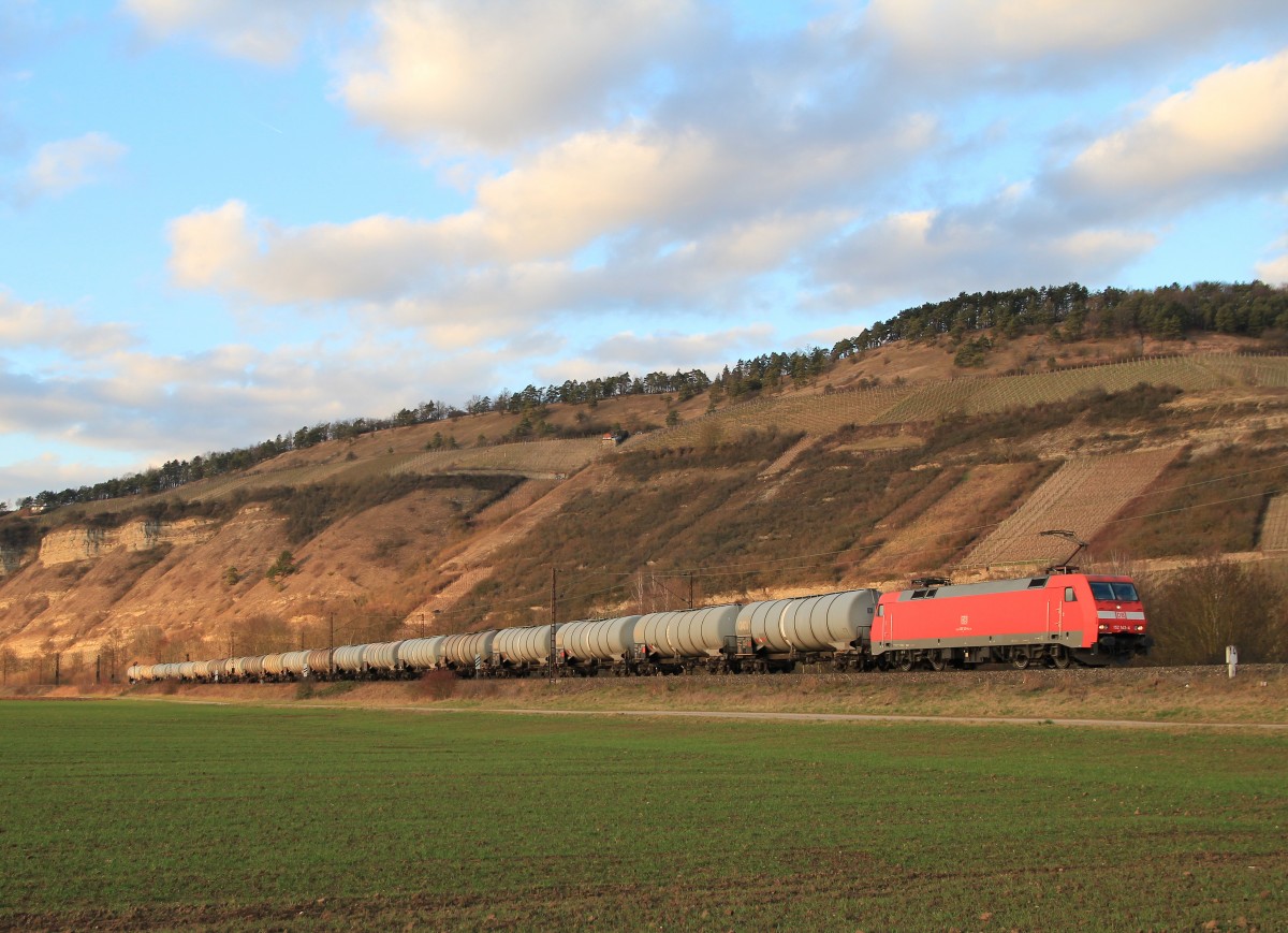 152 143-4 ist am 20. Februar 2014 mit einem Kesselwagenzug in Richtung W�rzburg unterwegs.