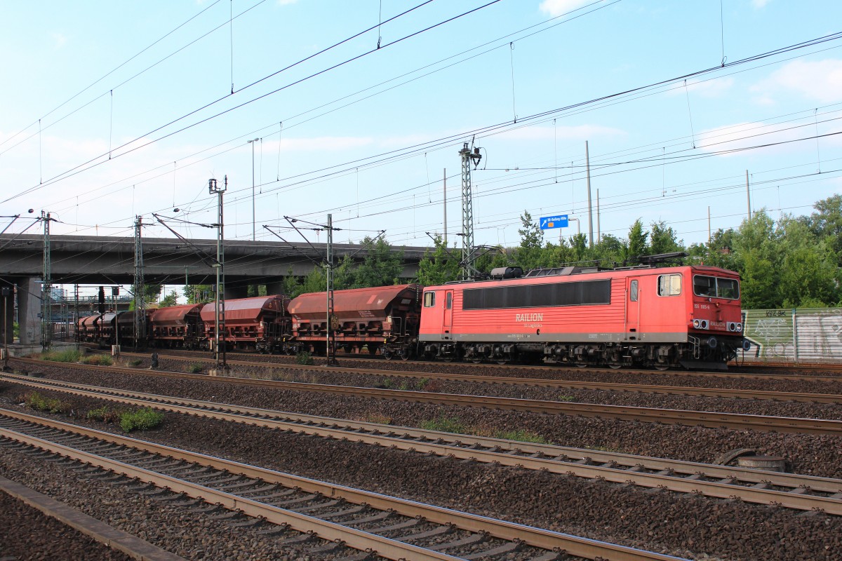 155 065-6 durchfährt am 31. Juli 2013 mit einem Ganzzug den Bahnhof von Hamburg-Harburg.